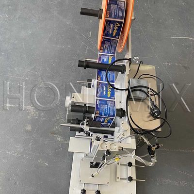 अर्ध स्वचालित स्टिकर लेबलिंग मशीन 100W फ्लैट बोतल लेबल एप्लीकेटर